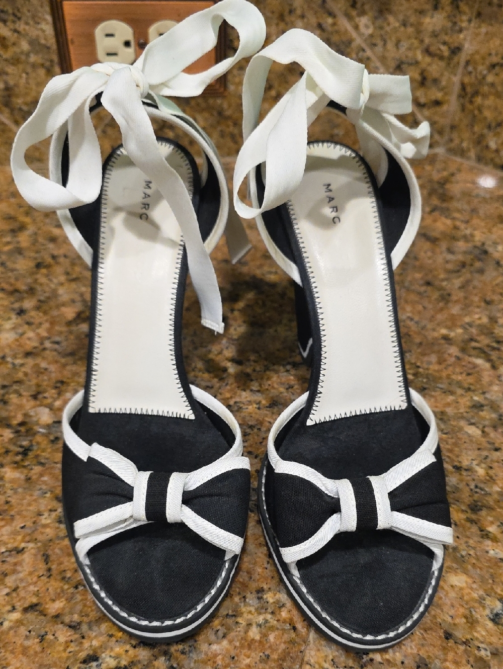Marc Jacobs Bow Wedge Sandal - SZ 9.5 - Picture 11 of 11